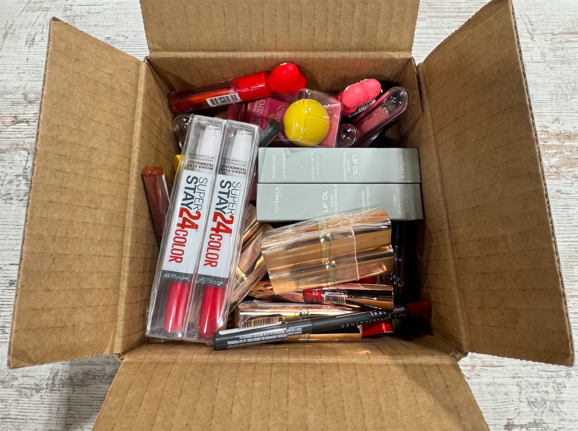 Caja mezclada de labiales abierta